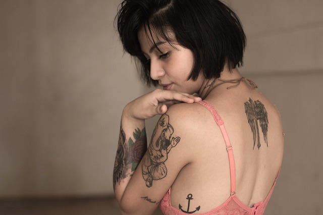 potetovaná dívka