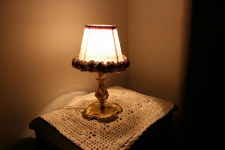 lampa na stolku